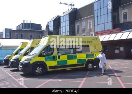 Rettungswagen in der Unfall- und Notaufnahme der Manchester Royal Infirmary; eine Frau geht vorbei Stockfoto