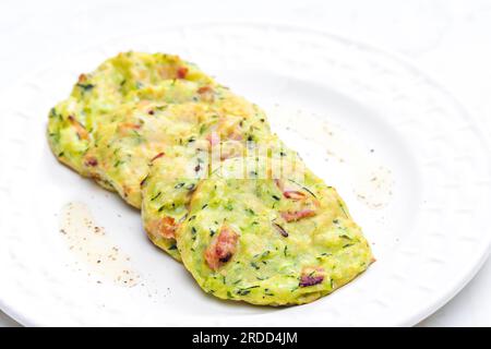 Stillleben von Zucchini-Kuchen mit Speck Stockfoto