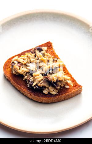 Geröstetes Brot serviert mit Rührei und Pilzen Stockfoto