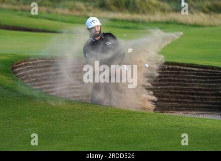 Spaniens Jon Rahm springt aus einem Bunker am 18. An Tag eins der Open im Royal Liverpool, Wirral. Foto: Donnerstag, 20. Juli 2023. Stockfoto