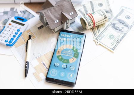 Mit Hausmodell Und Münzstapel Auf Dem Schreibtisch Stockfoto