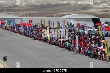 ESKISEHIR, TURKIYE - 18. SEPTEMBER 2022: Zuschauer auf der Sivrihisar SHG Airshow Stockfoto