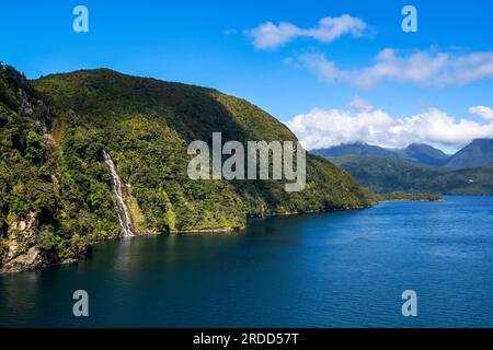 Dusky Sound Wasserfall, der in den Sound dringt, Tamatea, Fiordland National Park, South Island, Neuseeland Stockfoto