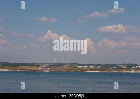 Rest Bay vor Porthcawl mit dem Rest und dem Royal Porthcawl Golf Club an einem warmen Sommernachmittag Stockfoto