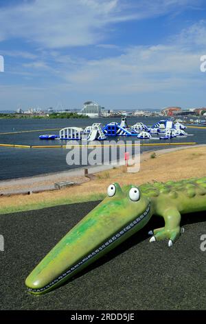 Das riesige Krokodil aus Roald Dahls gleichnamigem Buch, Cardiff Bay Barrage, Cardiff, South Wales. Stockfoto