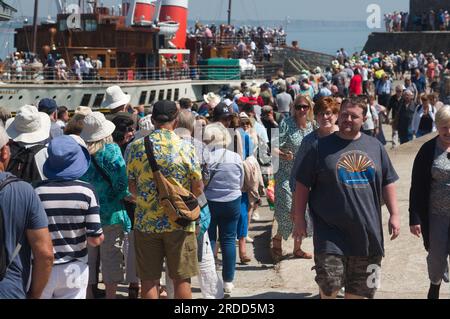 Passagiere, die in Porthcawl abreisen und darauf warten, zum Waverley Paddeldampfer zu kommen Stockfoto