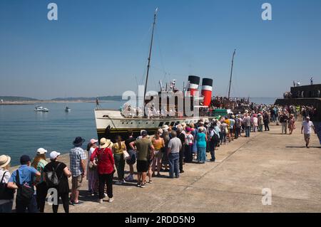 Waverley Paddeldampf legte in Porthcawl an, mit Passagieren, die von Bord gingen und darauf warteten, an Bord zu gehen Stockfoto