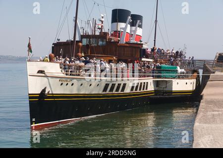 Waverley Paddeldampfer legt am Porthcawl Pier an Stockfoto