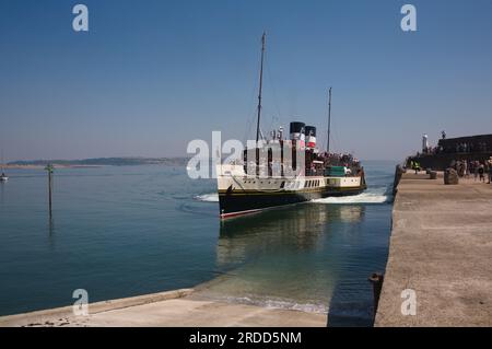 Waverley Paddeldampfer legt am Porthcawl Pier an Stockfoto