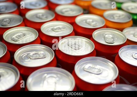 Dosen mit alkoholfreien Getränken in Schlange, Stockfoto