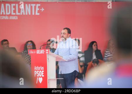 Gijon, Spanien, 20. Juli 2023: Der Präsident des Fürstentums Asturien, Adrian Barbon, spricht während der PSOE-Kundgebung am 20. Juli 2023 in Gijon, Spanien. Kredit: Alberto Brevers / Alamy Live News Stockfoto