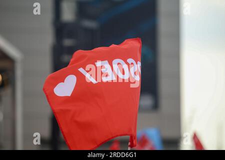 Gijon, Spanien, 20. Juli 2023: PSOE-Flagge, die während der PSOE-Rallye am 20. Juli 2023 in Gijon, Spanien, wackelte. Kredit: Alberto Brevers / Alamy Live News Stockfoto