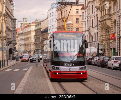 PRAG, TSCHECHISCHE REPUBLIK, EUROPA - Straßenbahn auf der Straße nähert sich dem Strossmayer Platz. Stockfoto