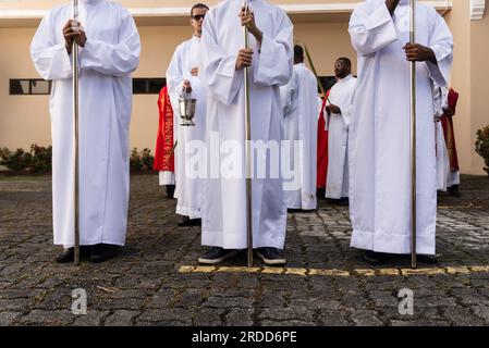 Salvador, Bahia, Brasilien - 02. April 2023: Katholische Seminare nehmen an der Palmensonntagsmesse mit Weihrauch Teil. Stadt Salvador, Bahia. Stockfoto