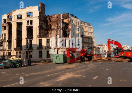 Das verbrannte Royal Albion Hotel an der Brighton Seafront vor dem Abriss - Juli 2023 Stockfoto