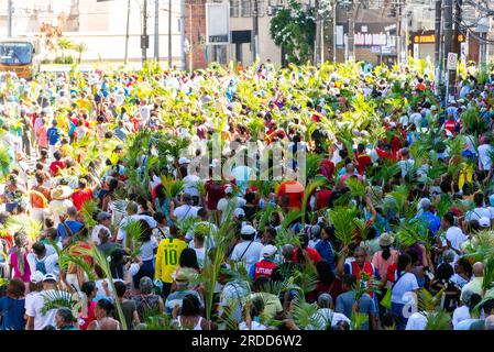 Salvador, Bahia, Brasilien - 02. April 2023: Tausende Katholiken nehmen an der Palmensonntagsprozession in der Stadt Salvador, Bahia, Teil. Stockfoto