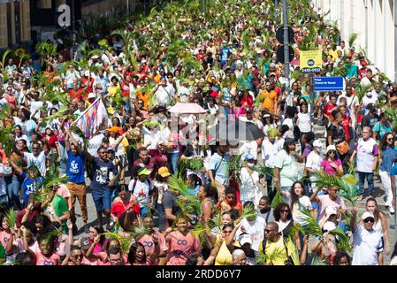 Salvador, Bahia, Brasilien - 02. April 2023: Tausende Katholiken werden während der Palmensonntagsprozession in der Stadt Salvador, Bahia, gesehen. Stockfoto