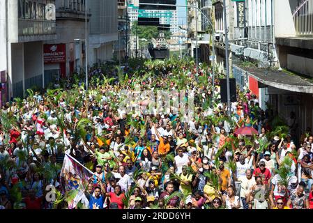 Salvador, Bahia, Brasilien - 02. April 2023: Tausende Katholiken werden während der Palmensonntagsprozession in der Stadt Salvador, Bahia, gesehen. Stockfoto