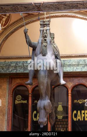 PRAG, TSCHECHISCHE REPUBLIK, EUROPA - Statue von König Wenzel, der auf einem kopfüber toten Pferd reitet, im Jugendstil-Lucerna-Palast. Von Künstler David Cerny. Stockfoto