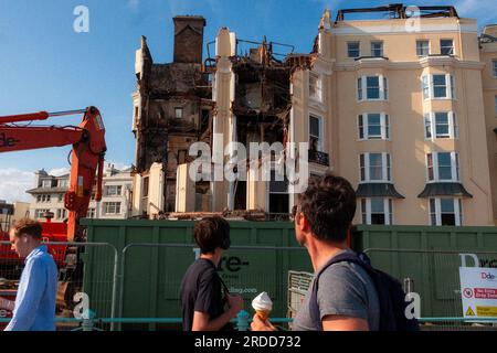 Das verbrannte Royal Albion Hotel an der Brighton Seafront vor dem Abriss - Juli 2023 Stockfoto