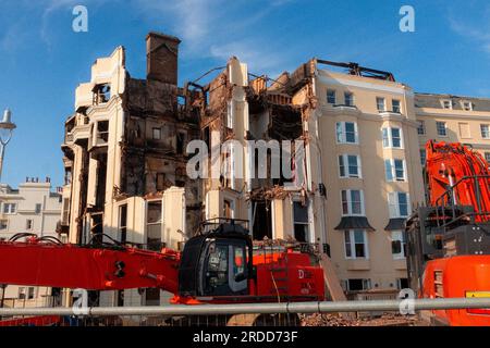 Das verbrannte Royal Albion Hotel an der Brighton Seafront vor dem Abriss - Juli 2023 Stockfoto