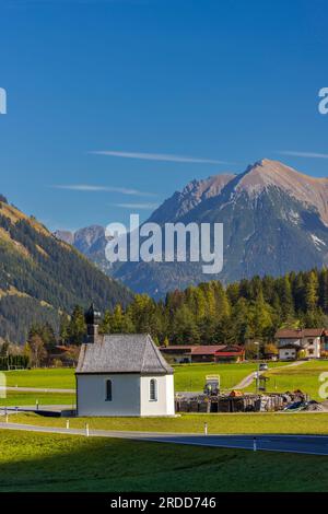 Antoniuskapelle in der Nähe von Bach und Dorf, Reutte, Tirol, Österreich Stockfoto