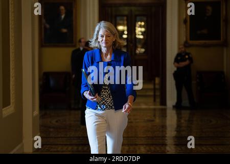 Washington, USA. 20. Juli 2023. Senatorin Lisa Murkowski (R-AK) geht durch die USA Capitol, in Washington, DC, am Donnerstag, den 20. Juli, 2023. (Graeme Sloan/Sipa USA) Kredit: SIPA USA/Alamy Live News Stockfoto