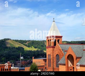 Die Grace Christian Church in Houghton, Michigan, ist 100 Jahre alt und ein Wahrzeichen. Es besteht aus lokal abgebautem rotem Sandstein. Stockfoto