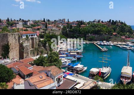 Antalya Marina Türkei historische Altstadt Kaleici mit Booten und Yachten im Hafen Stockfoto