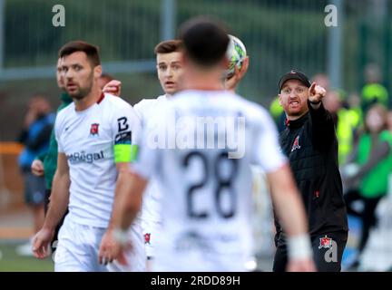 Dundalk-Manager Stephen O'Donnell (rechts) setzt sich während der ersten Qualifikationsrunde der UEFA Europa Conference League, dem zweiten Spiel im Oriel Park, Dundalk, an die Touchline. Foto: Donnerstag, 20. Juli 2023. Stockfoto