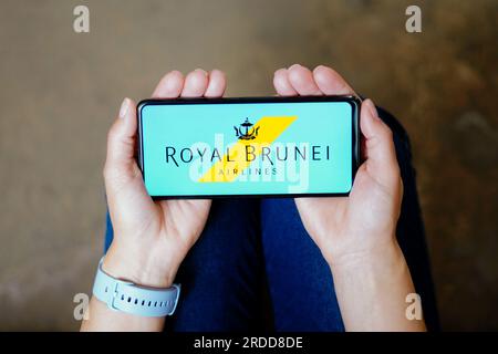 In dieser Fotoabbildung wird das Logo der Royal Brunei Airlines auf einem Smartphone angezeigt. Stockfoto