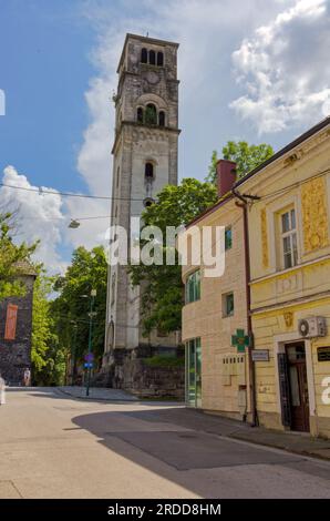 Panoramablick auf das Stadtzentrum von Bihac und St. Anthonys Kirchturm Stockfoto