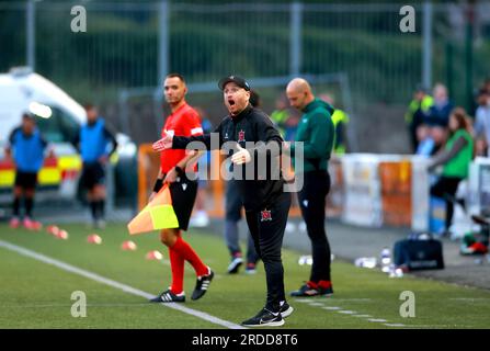 Dundalk-Manager Stephen O'Donnell setzt sich während der ersten Qualifikationsrunde der UEFA Europa Conference League, dem zweiten Spiel in Oriel Park, Dundalk, an die Kontaktlinie. Foto: Donnerstag, 20. Juli 2023. Stockfoto