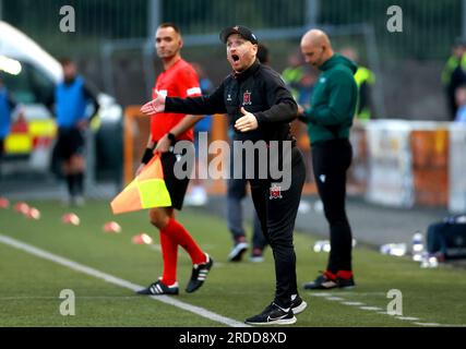 Dundalk-Manager Stephen O'Donnell setzt sich während der ersten Qualifikationsrunde der UEFA Europa Conference League, dem zweiten Spiel in Oriel Park, Dundalk, an die Kontaktlinie. Foto: Donnerstag, 20. Juli 2023. Stockfoto