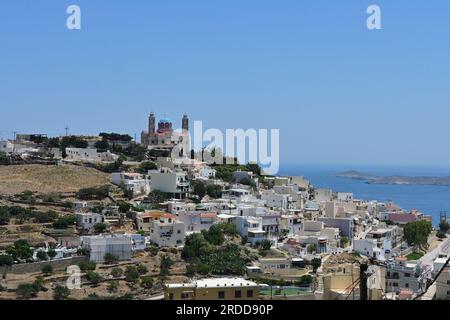 Blick auf Ermoupoli, Syros Insel, Griechenland, vom Dorf Ano Syros mit der Kirche der Auferstehung Christi in der Ferne Stockfoto