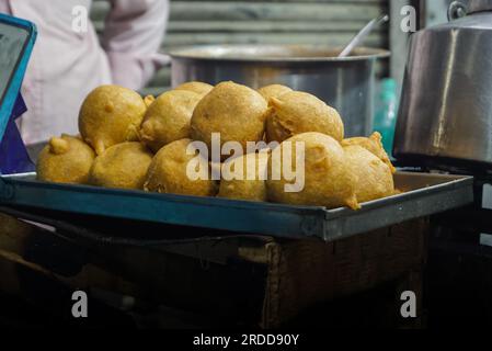 Indischer Snack Aloo vada oder Bonda aus Kartoffeln. Aalu vada oder Potato vadas (indische Küche) aus dem indischen Tapri Shop. Bereich Kopieren. Selektiver Fokus. Stockfoto