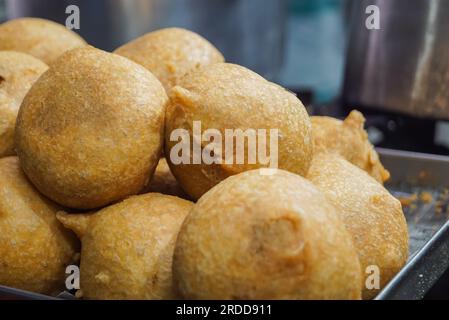 Indischer Snack Aloo vada oder Bonda aus Kartoffeln. Aalu vada oder Potato vadas (indische Küche) aus dem indischen Tapri Shop. Bereich Kopieren. Selektiver Fokus. Stockfoto