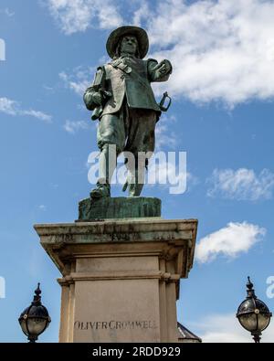 Ein allgemeiner Blick auf die Statue von Oliver Cromwell, Market Hill, St Ives, Cambridgeshire in England am Samstag, den 15. Juli 2023. (Foto: Mark Fletcher | MI News) Stockfoto