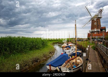 Ein allgemeiner Blick auf Boote, die am Kai in der Nähe von Cley Windmill, in Cley neben dem Meer, holt, Norfolk in England am Dienstag, den 18. Juli 2023, festgemacht sind. (Foto: Mark Fletcher | MI News) Stockfoto