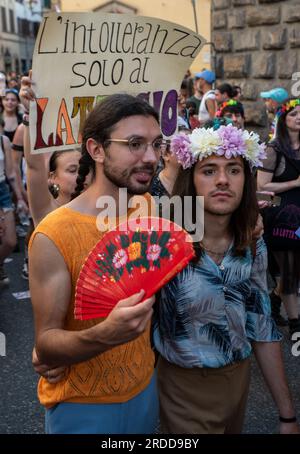 Nahaufnahme von zwei schwulen Männern während der Toscana Pride LGBTQ Parade. Stockfoto