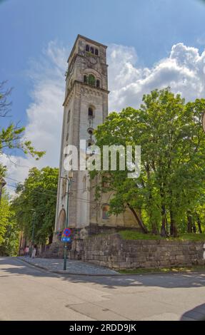 Panoramablick auf das Stadtzentrum von Bihac und St. Anthonys Kirchturm Stockfoto