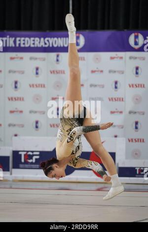 ISTANBUL, TURKIYE - 01. APRIL 2023: Undefinierter Sportler tritt während der türkischen Aerobic Gymnastics Championships auf Stockfoto