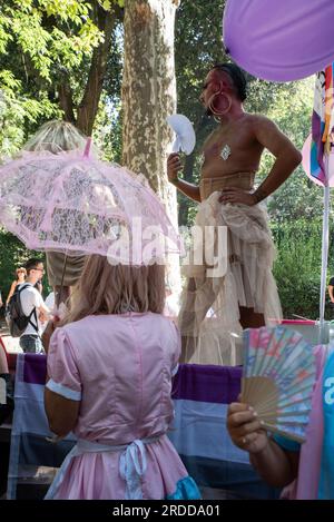 Unbekannte Teilnehmer in extravaganten Kostümen, während der Toscana Pride LGBTQ Parade. Stockfoto