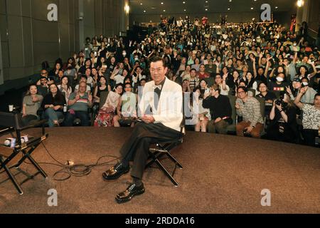 (230720) -- NEW YORK, 20. Juli 2023 (Xinhua) -- Schauspieler Louis Koo posiert für ein Gruppenfoto mit Publikum bei einer Preisverleihung in New York, USA, am 19. Juli 2023. Louis Koo, einer der größten Stars Hongkongs, wurde am Mittwoch beim New York Asian Film Festival mit dem prestigeträchtigen außerordentlichen Star Asia Award ausgezeichnet. (Hong Kong Economic and Trade Office in New York/Unterlagen über Xinhua) Stockfoto