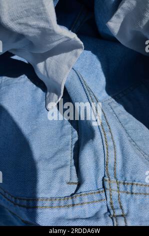 Nahnähnähnähte einer Jeans, die die Qualität und Präzision der Arbeit offenbaren. Ideal für Mode- und stilbezogene Projekte. Stockfoto