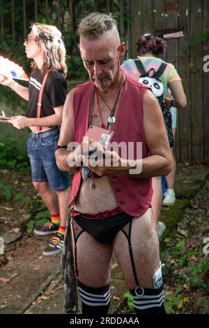 Unbekannte Teilnehmer in extravaganten Kostümen, während der Toscana Pride LGBTQ Parade Stockfoto