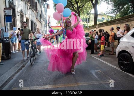 Unbekannte Teilnehmer in extravaganten Kostümen, während der Toscana Pride LGBTQ Parade. Stockfoto