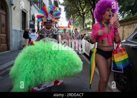 Unbekannte Teilnehmer in extravaganten Kostümen, während der Toscana Pride LGBTQ Parade. Stockfoto