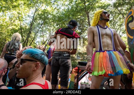 Unbekannte Teilnehmer in extravaganten Kostümen, während der Toscana Pride LGBTQ Parade. Stockfoto