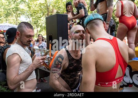 Nahaufnahme von drei nicht identifizierten Mitgliedern der LGBTQ-Gemeinde, gekleidet in Tanktop, die Spaß während der Toscana Pride LGBTQ Parade haben. Stockfoto